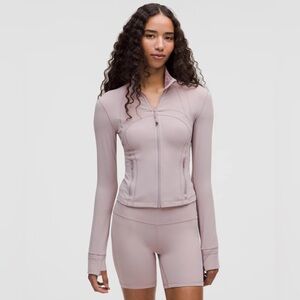Lululemon Define Cropped Jacket
Nulu ColourMauve Grey size 14